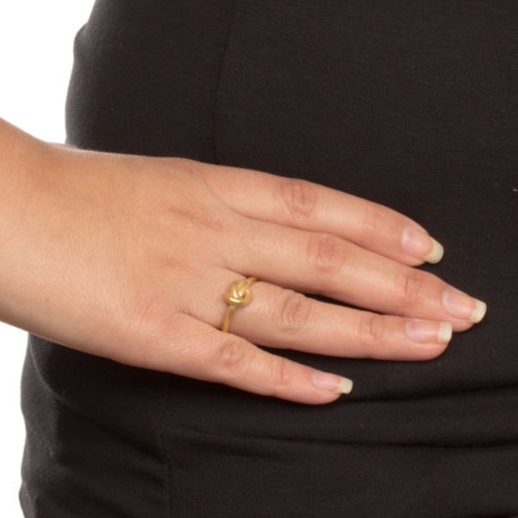 dogeared // gold-plated love knot ring - Picture 3 of 5